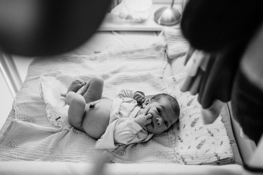Baby wird gewickelt bei BabyShooting Ostwestfalen